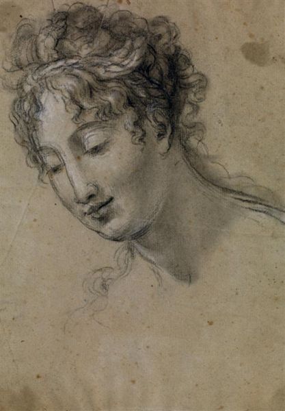 Portrait de femme les yeux baissés