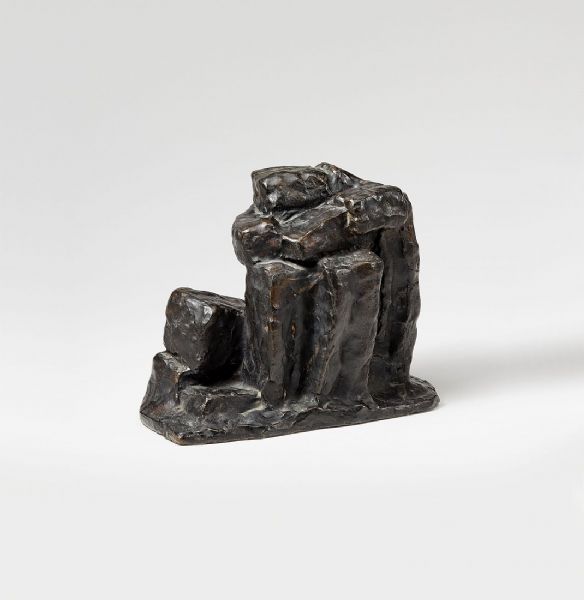Kleine kauernde Figur
