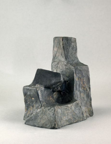 Kleine sitzende Figur