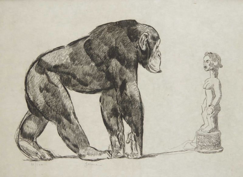 Chimpanzé devant une statue Baoulé
